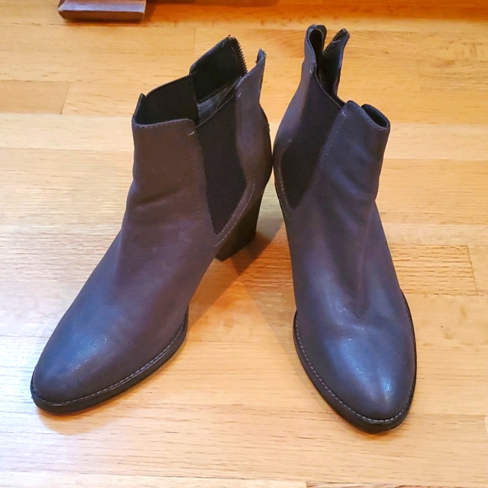 AQUATALIA New. water proof leather booties